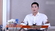 杨洋飞机上偶遇成龙超有缘，寸头硬朗帅气，两人比帅气手势超俊朗