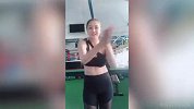 性感甜美的健身小姐姐扭动腰肢 这套紧身衣也太犯规了吧