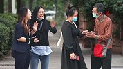 孙女因舞蹈视频遭受网络暴力，伤心爷爷街头求助路人