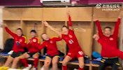 女足赛后更衣室视频：队员们玩人浪 高喊“拿下韩国”