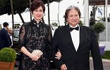 他是一代功夫巨星，今67岁走路需人搀扶，结婚27年婚姻美满