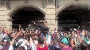 英雄般的待遇！墨西哥球迷簇拥韩国人感谢韩国“帮忙”