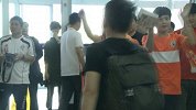 中超-17赛季-鲁能泰山球迷延吉机场火爆接机  定制条幅为王彤加油打气-新闻