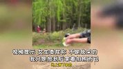 女生公园捡花拍照，被大爷指责乱采花：我看见你拿着拍照，就是你采的