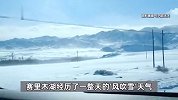 赛里木湖公厕被雪堵积比人高，游客小心翼翼钻雪洞如厕，景区回应
