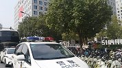 51信用卡遭大量警方上门突击清查 停有12辆警车