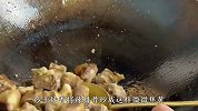 腊排骨炖小土豆，腊香四溢，土豆粉糯，连汤都能喝三碗