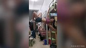 惊了！女大学生宿舍里玩起了人体旗帜 这核心力量也太强了吧
