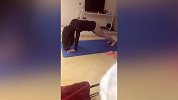 小姐姐家中登山跑练习 裤子颜色十分亮眼