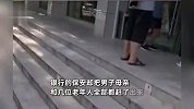 网曝男子母亲手刮伤想在银行休息，竟遭保安驱赶，网友的评论亮了
