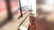格斗-18年-戴娜·布鲁克海滩度假自拍晒不停-新闻