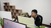 女子不小心把茶泼到男孩身上，引发一段孽缘
