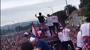 气势不输冠军队！格子军团返回萨格勒布 游行现场国歌震天
