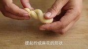 牛奶果子，两个鸡蛋一碗面粉，个个金黄酥脆，好吃又解馋