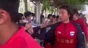 难说再见！陕西长安竞技坚持训练球员与守候球迷击掌鼓劲