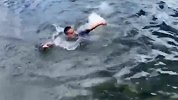 消防员为景区游客捡无人机毫不犹豫跳冰湖 网友：心疼，不值得！