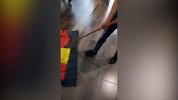 赌球输了气急败坏？球迷一怒之下拿德国国旗擦地