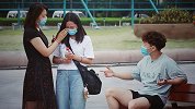 痴情女孩被男友粗暴对待，路人忍无可忍：你个渣男！