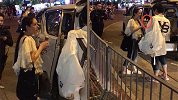 郭碧婷向佐街边吃冰淇淋，女神形象全无，家庭地位一目了然