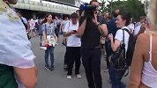 场外同样吸睛！走红“金发女郎”再现身引骚动