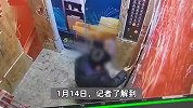监控记录全程，男孩点燃电梯内防护板后离开，当地：轿厢烧坏