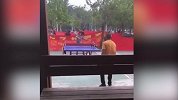 大爷用乒乓球演示传说中的no look pass 强势撩大妈