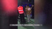 公祭日29岁男子后背贴2天日本国旗，群众制止起争执，警方：行拘