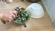 芹菜猪肉水饺这么做最好吃，教你一个小技巧，芹菜翠绿不出水