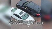年轻女子被困水中半个小时，男子霸气开车趟水营救，最后动作亮了