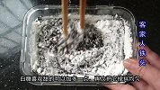 芝麻中打入2个鸡蛋，我家孩子超爱吃，早餐一人吃2块，营养又解馋
