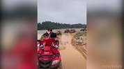 这样会被群攻的！塞车不是这样开的 忍住不要笑