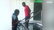 枪手新援佩佩穿着衣服就想下泳池 遭遇美羊羊无情嘲笑