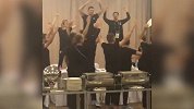 玩嗨了！莫德里奇带队K歌 克罗地亚饭局变KTV