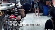 女生将抹布递给男生防烫，男生称“猛男不需要”，结果下一秒就当场翻车