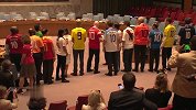 联合国也凑世界杯热闹 各国大使身穿球衣出境
