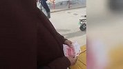 三个小孩的妈妈丧偶又患病，全村1天捐款近20万！