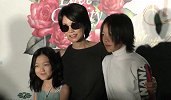 50岁的王菲仍年轻，染绿头戴限量款墨镜，两个女儿也相当有范儿