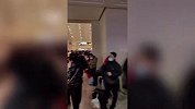 东北暴雪天出门堪比取经：路上停车被雪埋、成冰雕，市民滑雪赶路