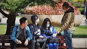 “这是我孙女，你干嘛！”目睹女学生见网友遭遇危险，老人大声说