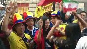 PP体育美女记者直击赛前狂欢 各国球迷街头互拼球技