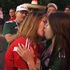 女球迷世界杯现场激情热吻 俄罗斯与墨西哥女孩性感火辣难舍难分