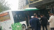 山东成武一公交与轿车相撞后撞上宾馆大门 两车受损
