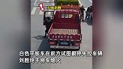 3分钟“生死救援”！轿车失控众人挺身而出，小伙挂车窗上截停