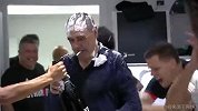 尤文更衣室炸了！61岁萨里抽烟+豪饮香槟 满头都是泡沫