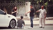 小伙街头故意碰瓷，结果遭路过的大爷狂怼：你丢不丢人啊！