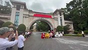 广州体育学院正式接手恒大足校 现场开门舞狮