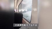马尔代夫快艇倾覆好似灾难片！潜水教练拍下第一视角：海水涨到窗上面整个船都斜了
