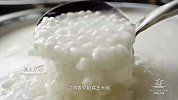 在东北把玉米做成发面，贴在铁锅的锅沿，吸满肉汤吃着太过瘾！