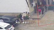 小伙第一次带女友回家，父母车站迎接准备鲜花，家人放鞭炮备大餐
