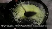 酸辣土豆丝的正确做法，教你2个技巧，土豆丝脆爽不粘，酸辣过瘾